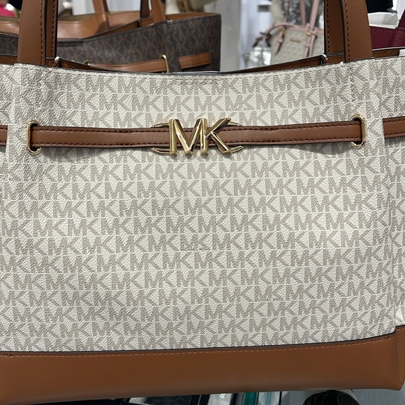 MICHAEL KORS
Reed Large Logo Belted Shoulder Tote Bag
Vanilla 
NWT - Picture 2 of 16